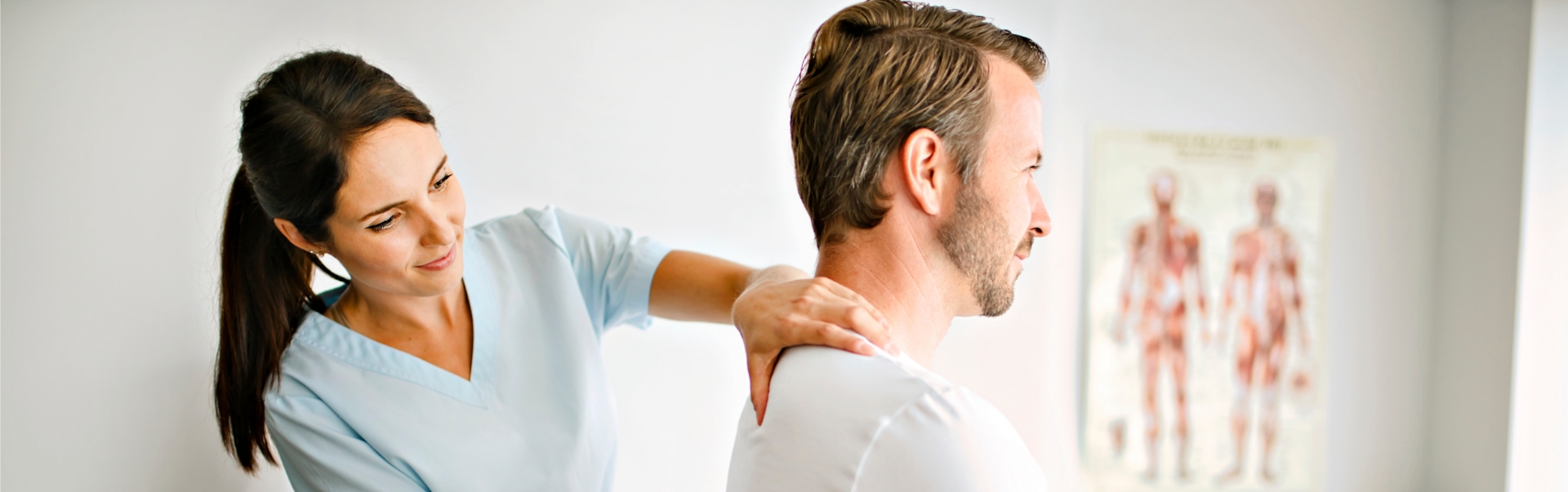 Ärztliche Fachperson behandelt zu versorgende Person am Rücken