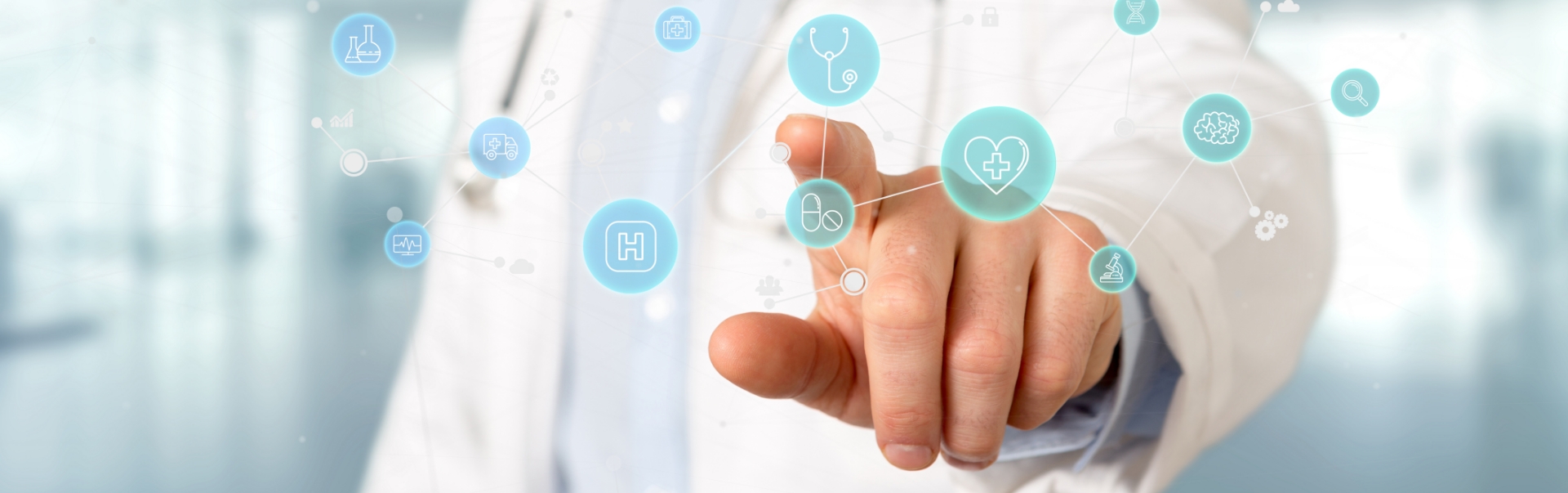 Eine Person in einem weißen Laborkittel berührt virtuelle medizinische Symbole, darunter ein Herz mit einer Herzschlaglinie, ein Stethoskop, ein Krankenhaus und andere Symbole aus dem Gesundheitswesen auf einem transparenten Touchscreen.